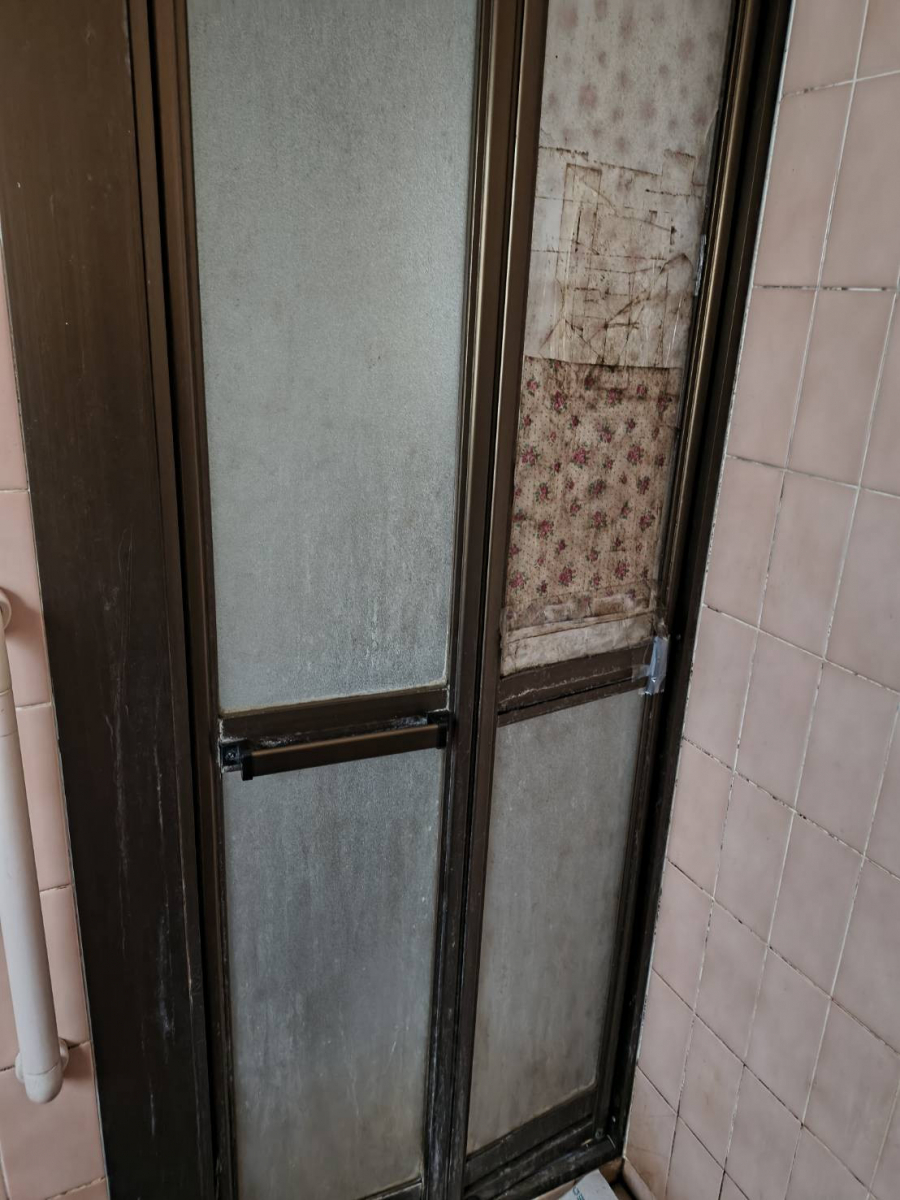 大泉トーヨー住器の【大泉町】浴室折れ戸をドアに交換の施工前の写真1