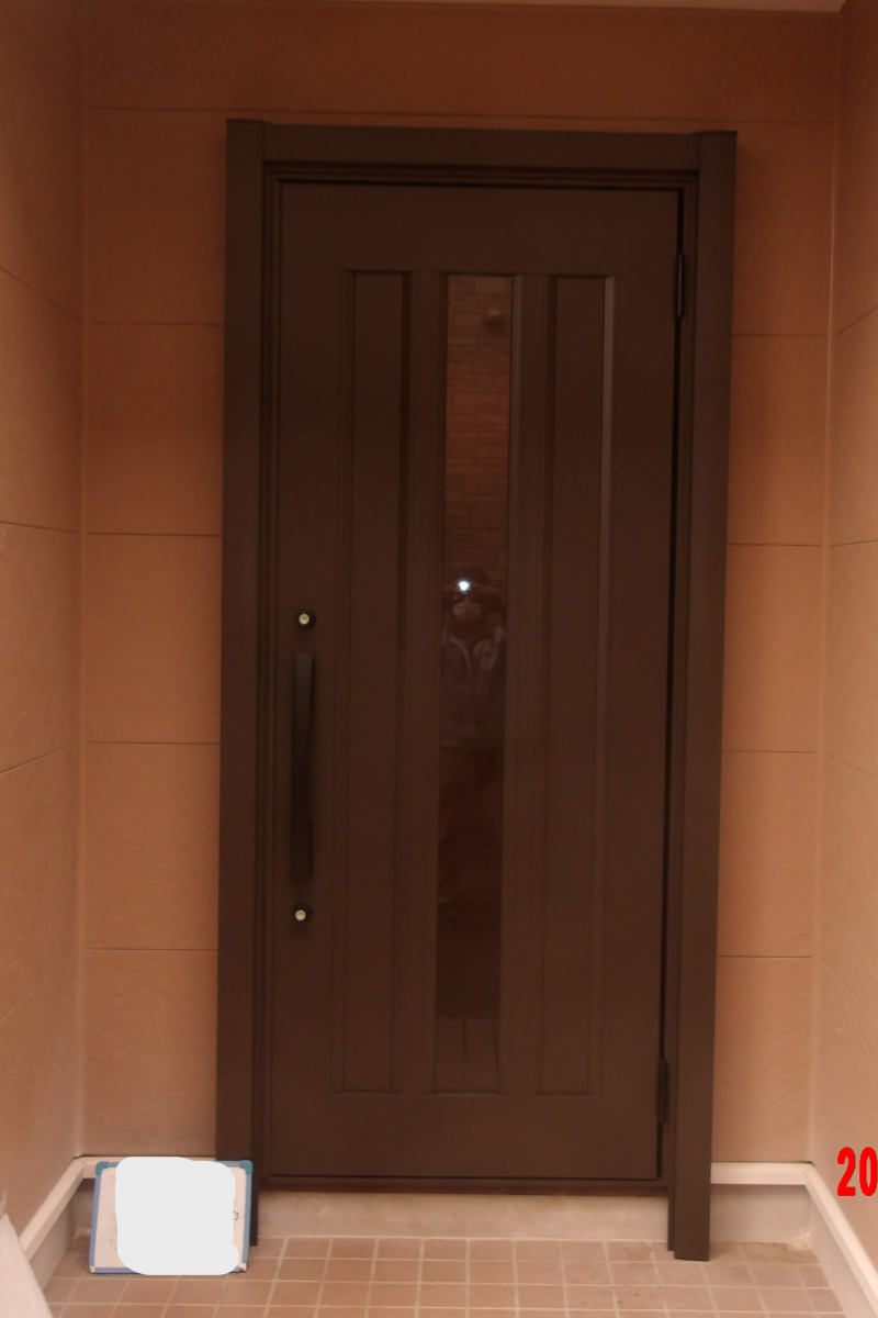 大泉トーヨー住器の【太田市】輸入玄関ドアをリシェントに交換の施工後の写真1