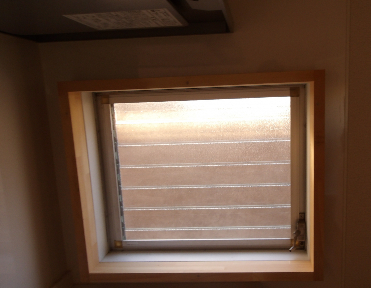 大泉トーヨー住器の【大泉町】ジャロジー窓にインプラス取付の施工前の写真1