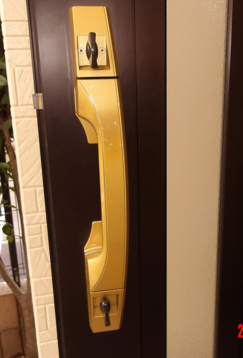 大泉トーヨー住器の【邑楽町】玄関ドア　ハンドル交換の施工前の写真1