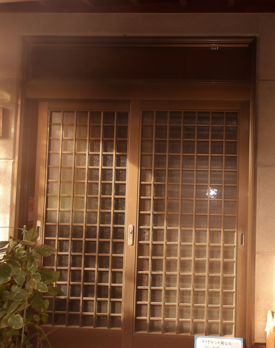 大泉トーヨー住器の【邑楽町】リシェント玄関引戸工事の施工前の写真1