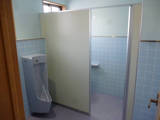 大泉トーヨー住器のトイレパーテーション交換工事の施工後の写真1