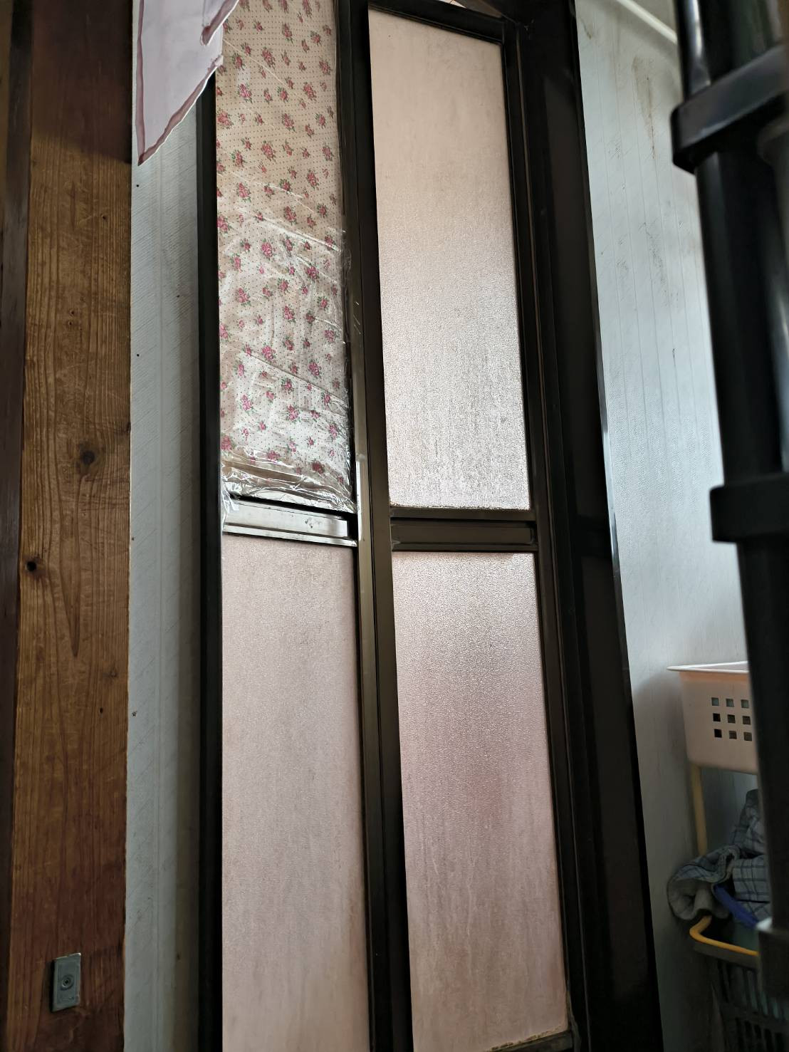 大泉トーヨー住器の【太田市】浴室折れ戸→ドアに交換の施工前の写真1