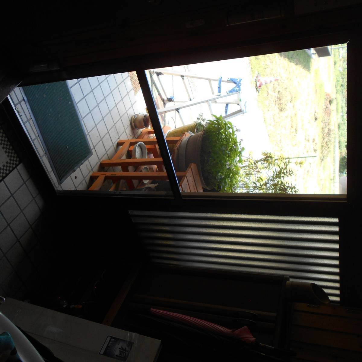 大泉トーヨー住器の玄関引戸に網戸設置の施工後の写真1