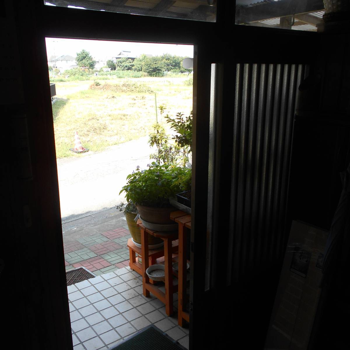 大泉トーヨー住器の玄関引戸に網戸設置の施工前の写真1