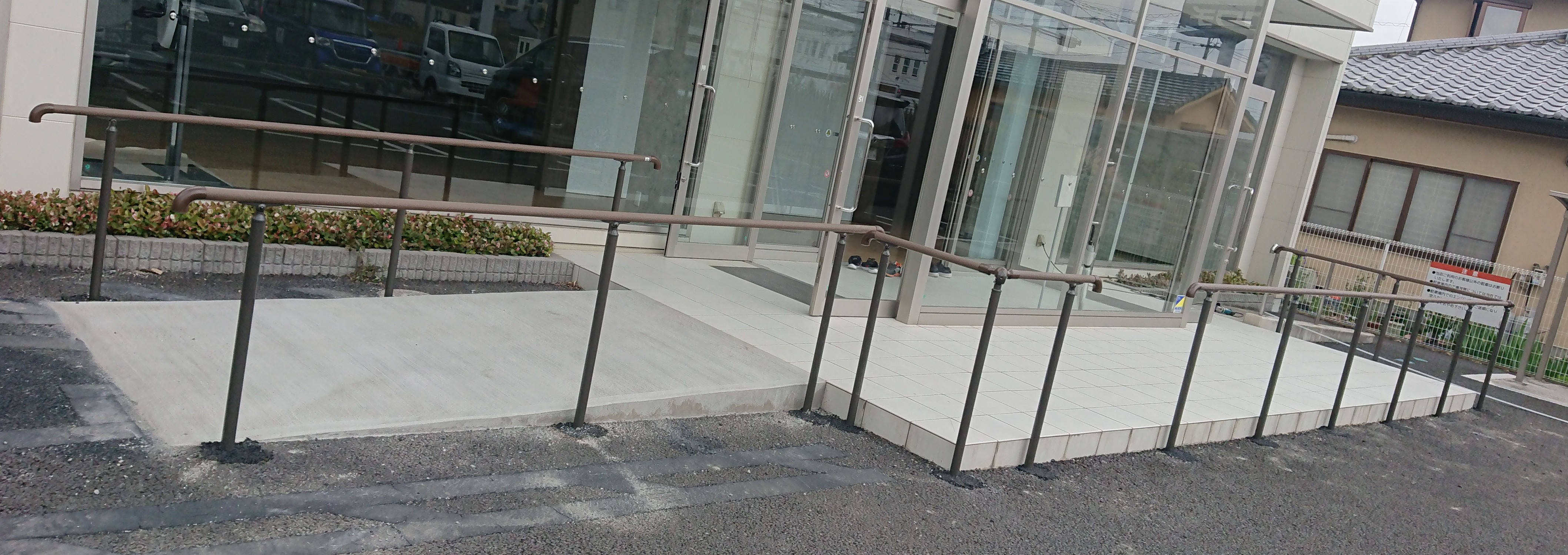 大泉トーヨー住器の【太田市】スロープに手すり設置の施工後の写真1