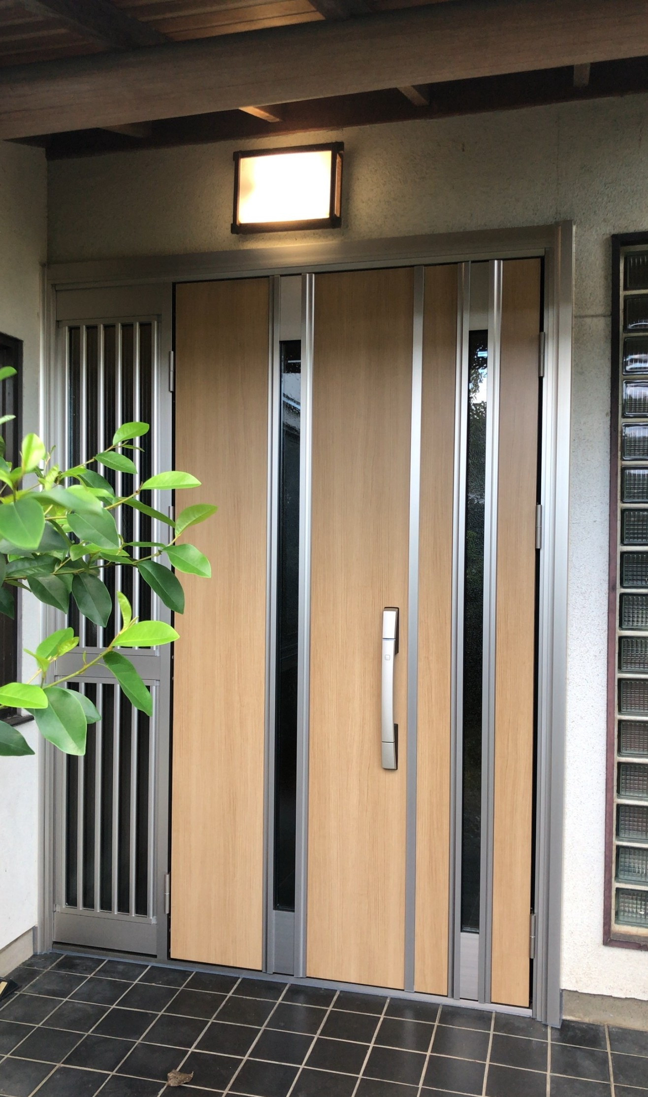 大泉トーヨー住器の【太田市】６尺両袖玄関ドアを片袖親子に交換の施工後の写真1