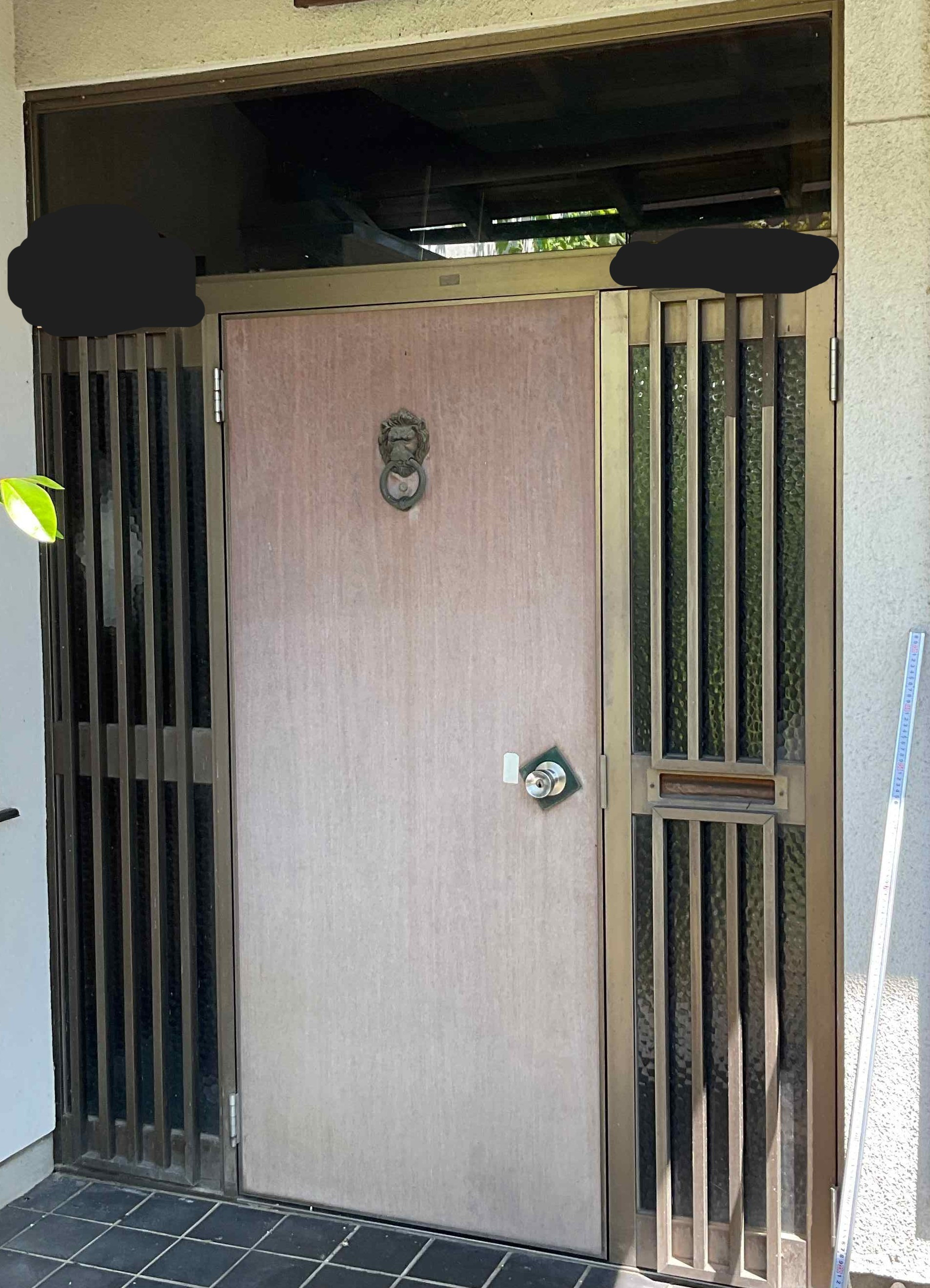 大泉トーヨー住器の【太田市】６尺両袖玄関ドアを片袖親子に交換の施工前の写真1