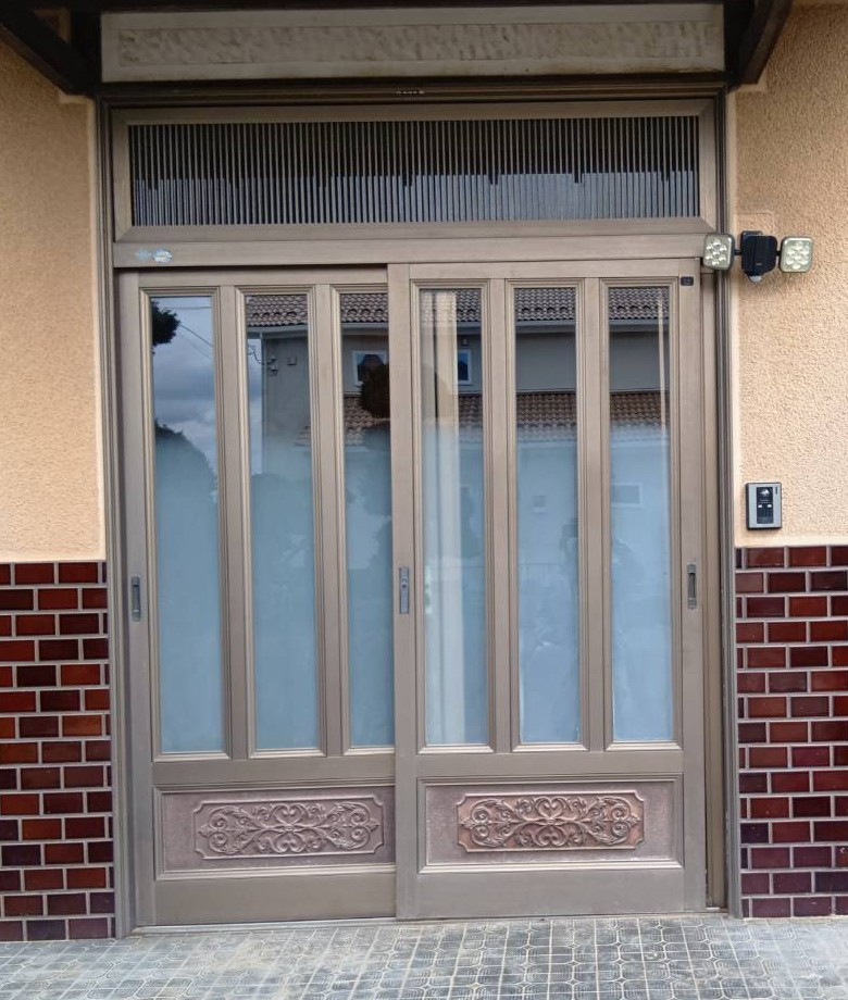 大泉トーヨー住器の【大泉町】リシェント玄関引戸工事の施工前の写真1