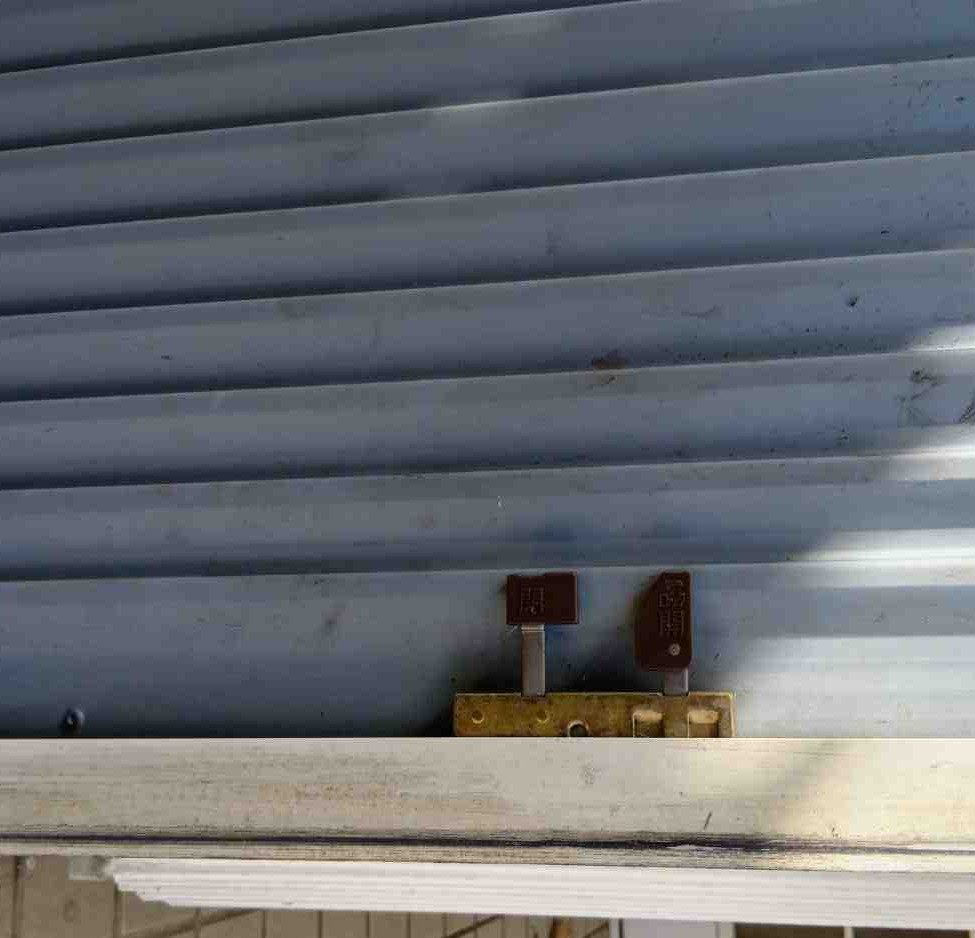 大泉トーヨー住器の【大泉町】雨戸錠交換で防犯性UPの施工前の写真1