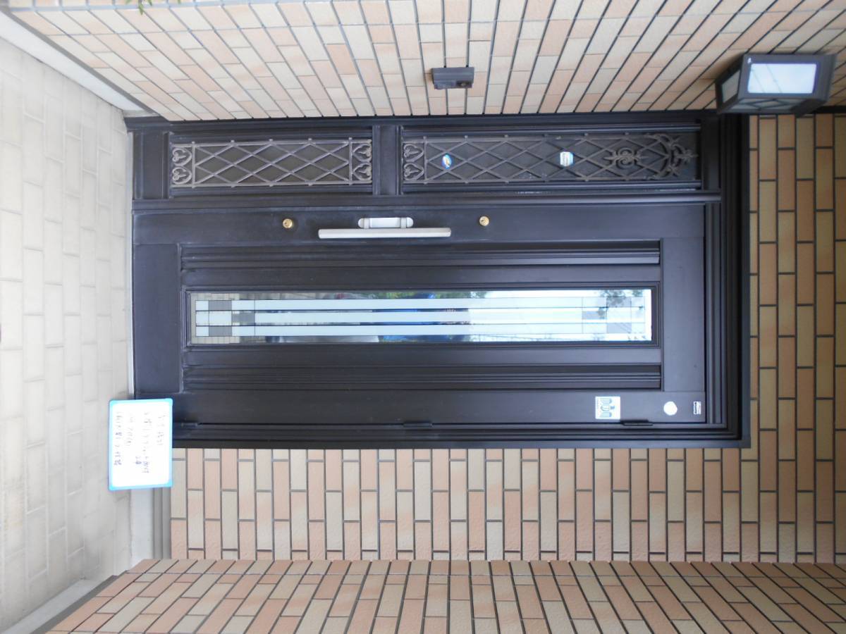 大泉トーヨー住器のリフォーム玄関ドア　　木目の施工前の写真1