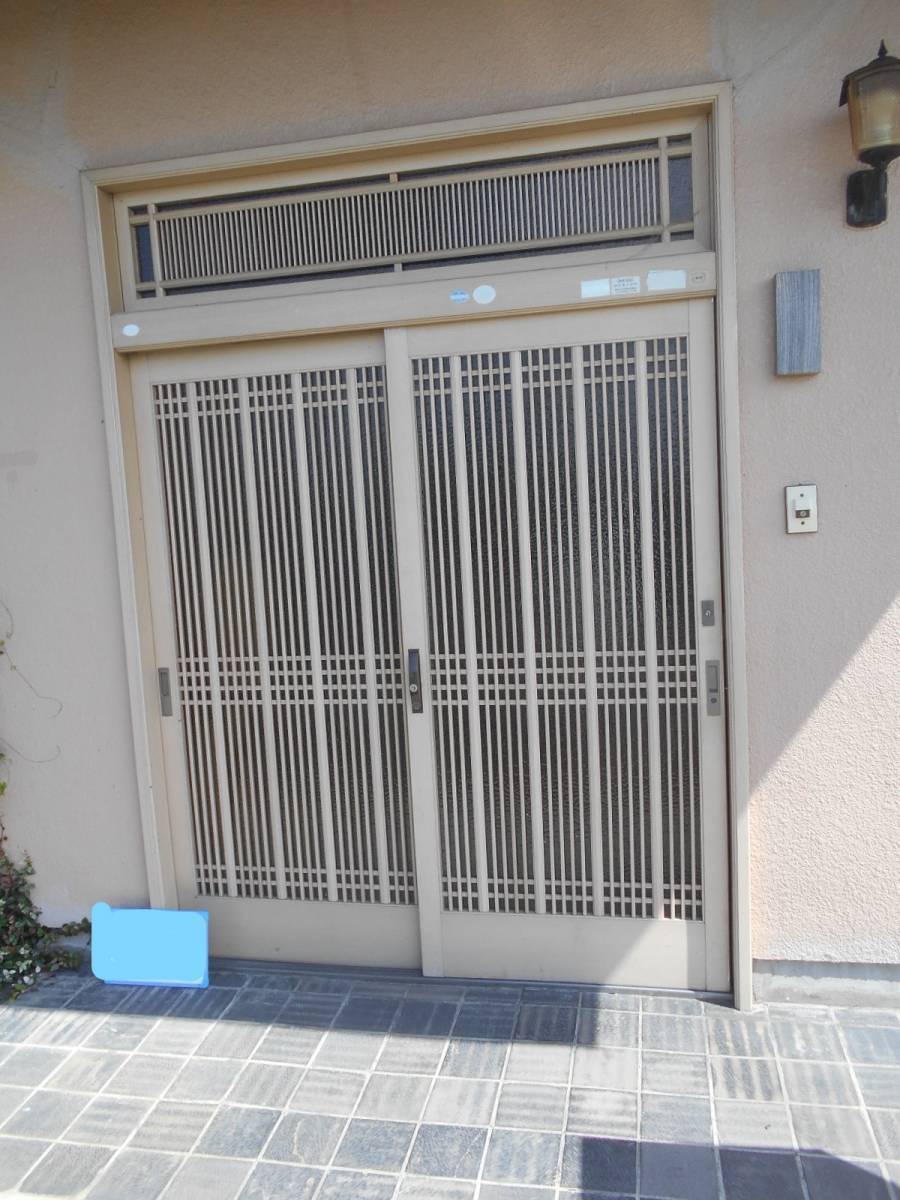 大泉トーヨー住器の玄関引戸→ドアに交換工事の施工前の写真1