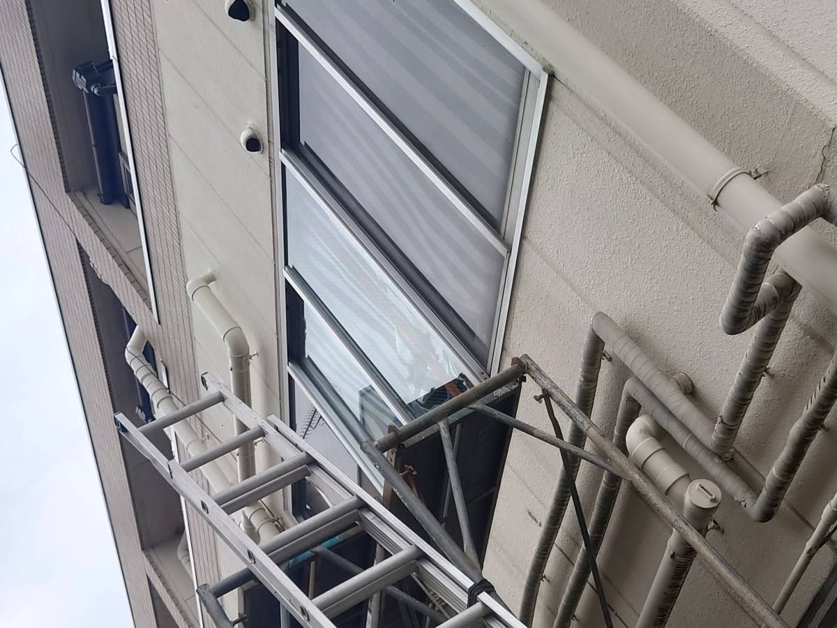 大泉トーヨー住器のビルガラス修理　【太田市】の施工後の写真1