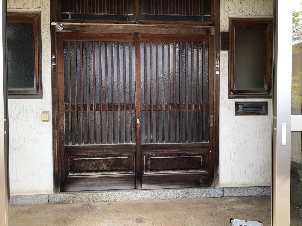 阿部多の木製玄関から断熱サッシへの施工前の写真1