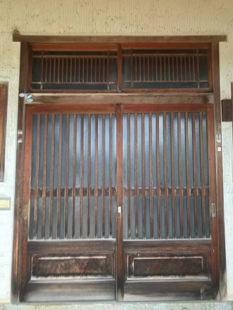 阿部多の木製玄関から断熱サッシへの施工前の写真2