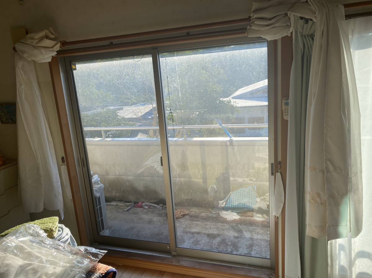 ヒカルトーヨー住器の内窓（インプラス）の取り付け工事の施工前の写真1