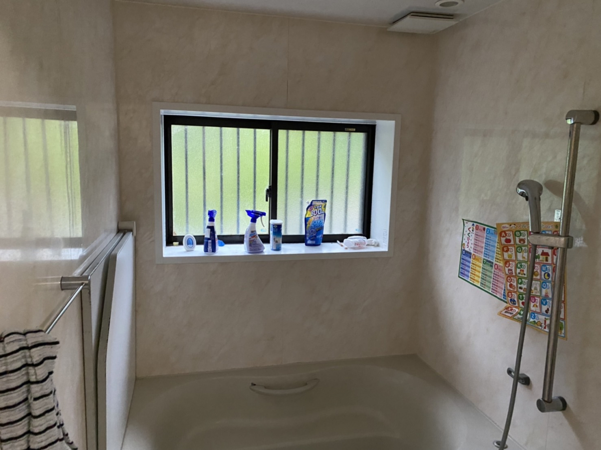 ヒカルトーヨー住器の浴室インプラス（内窓）の施工前の写真1