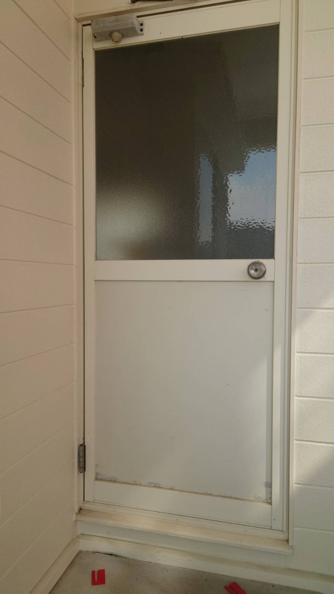 ヒカルトーヨー住器の勝手口ドアの交換の施工前の写真1