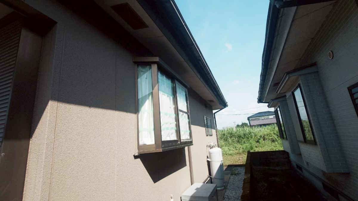 ヒカルトーヨー住器の目隠しルーバーの設置の施工前の写真1