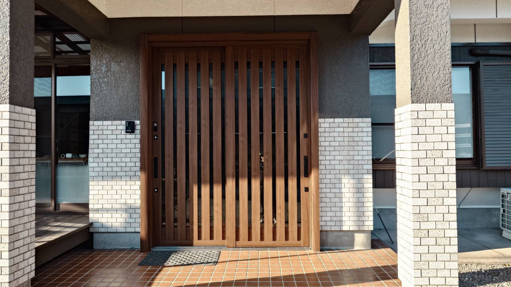 ヒカルトーヨー住器の玄関リフォーム「リシェント玄関引戸２」の施工後の写真1