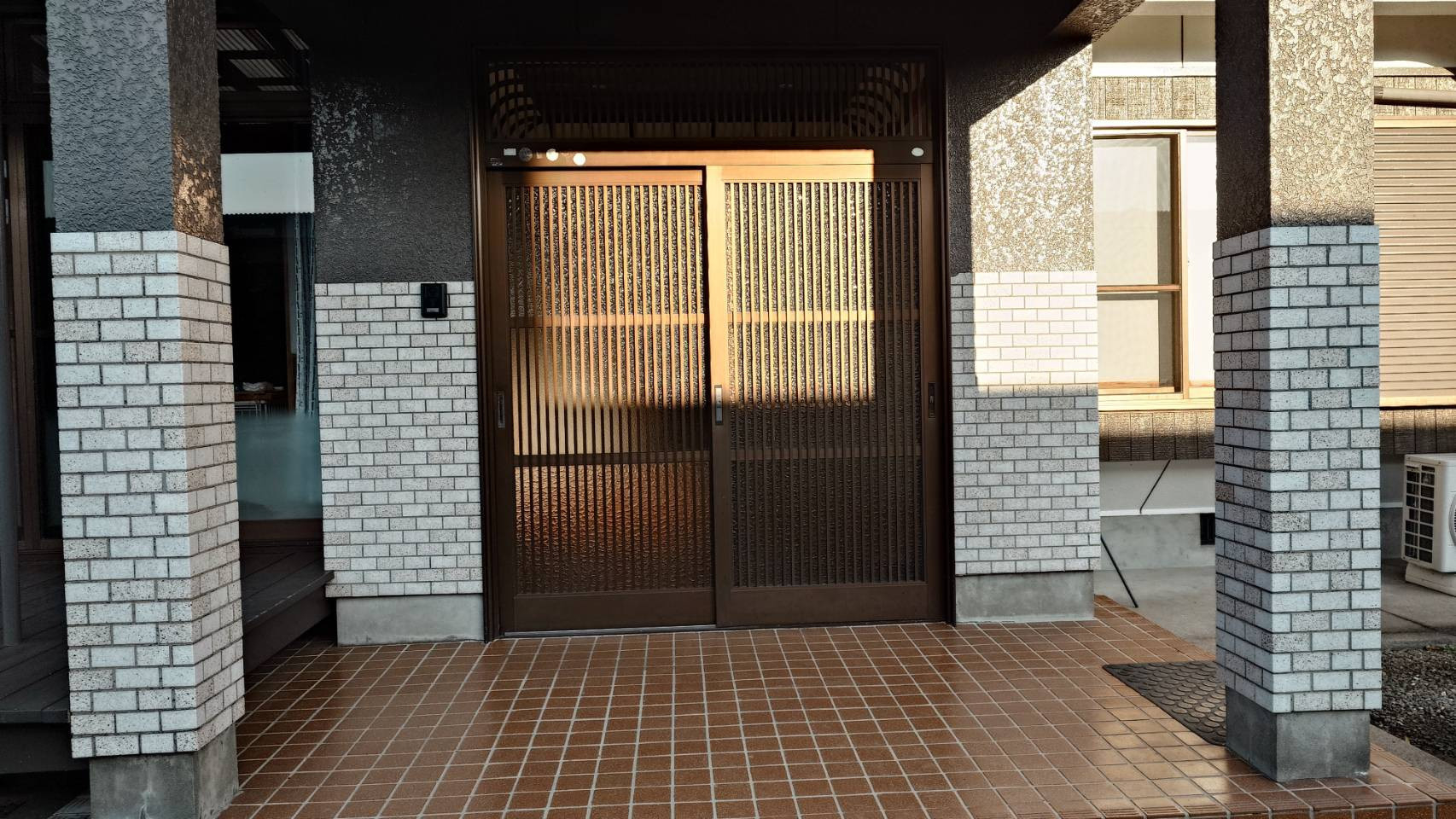 ヒカルトーヨー住器の玄関リフォーム「リシェント玄関引戸２」の施工前の写真1