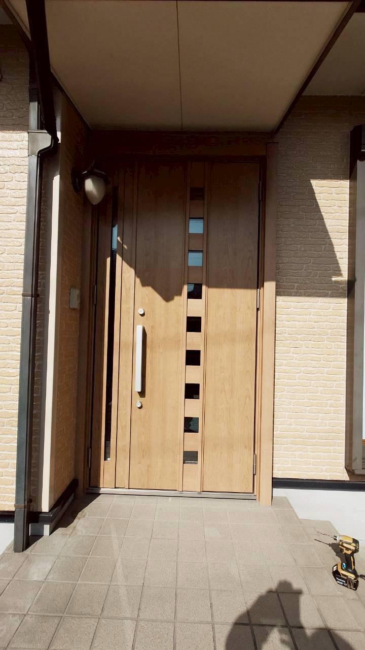 ヒカルトーヨー住器の古い玄関ドアをリシェントでスッキリ交換の施工後の写真1