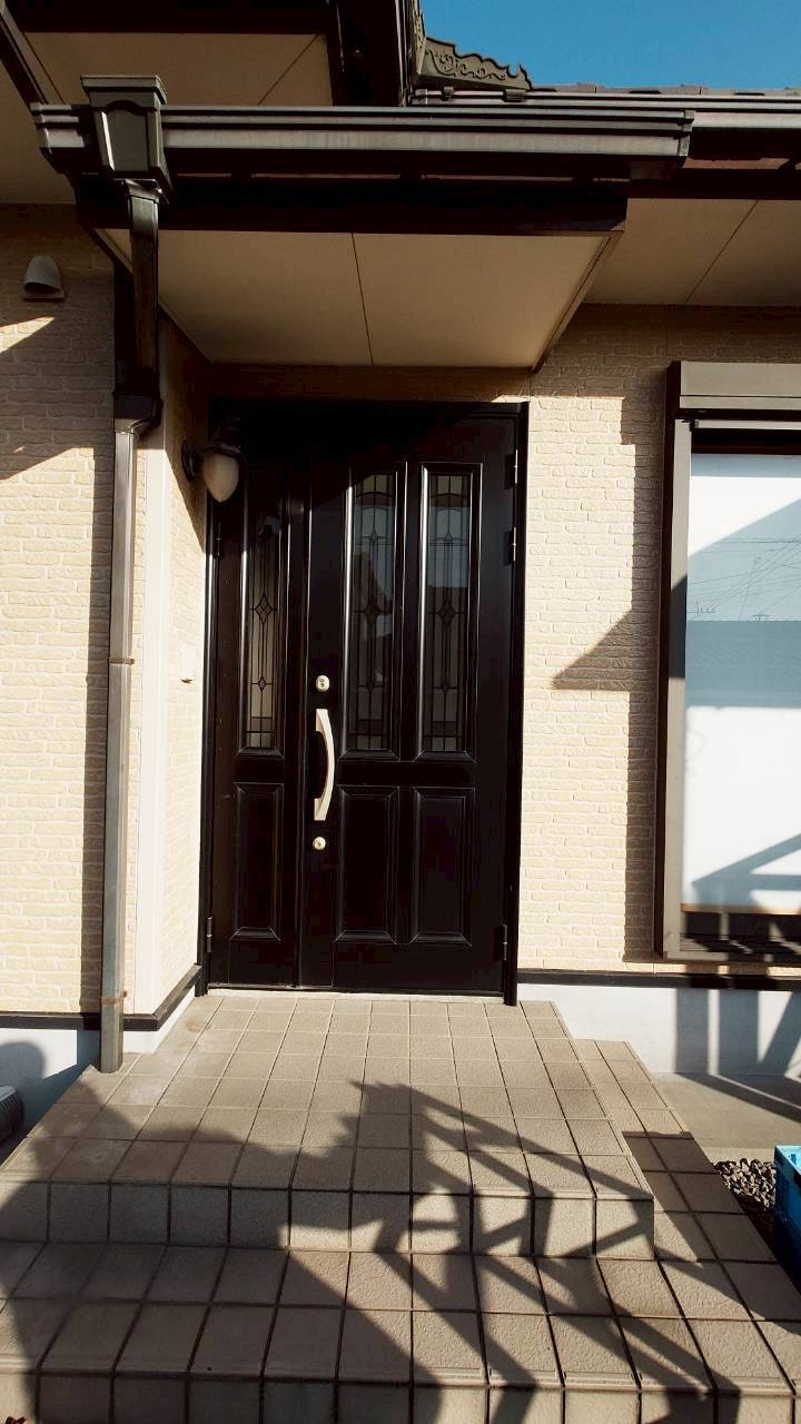 ヒカルトーヨー住器の古い玄関ドアをリシェントでスッキリ交換の施工前の写真1