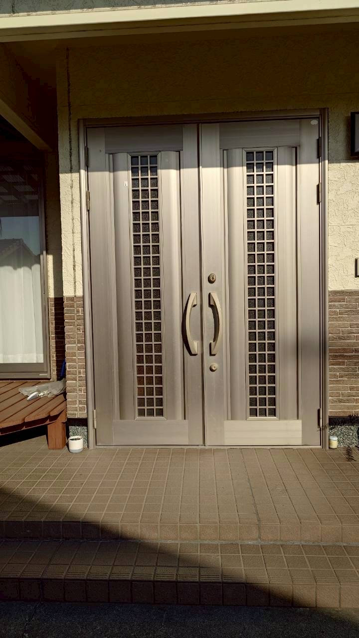 ヒカルトーヨー住器のたった１日で玄関が生まれ変わるリシェント工事の施工前の写真1
