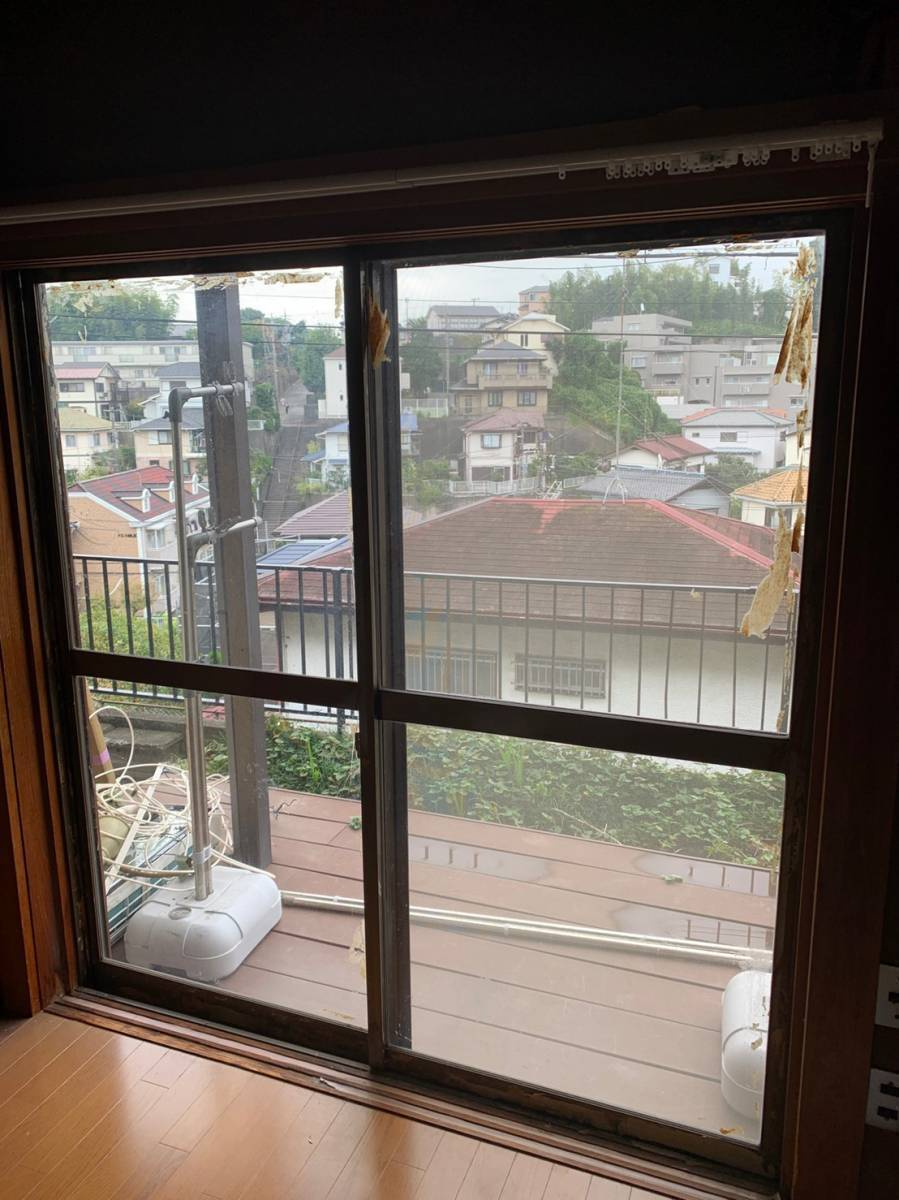 さくら住建の窓があっという間に美しく新品に✨ リプラスの施工前の写真1