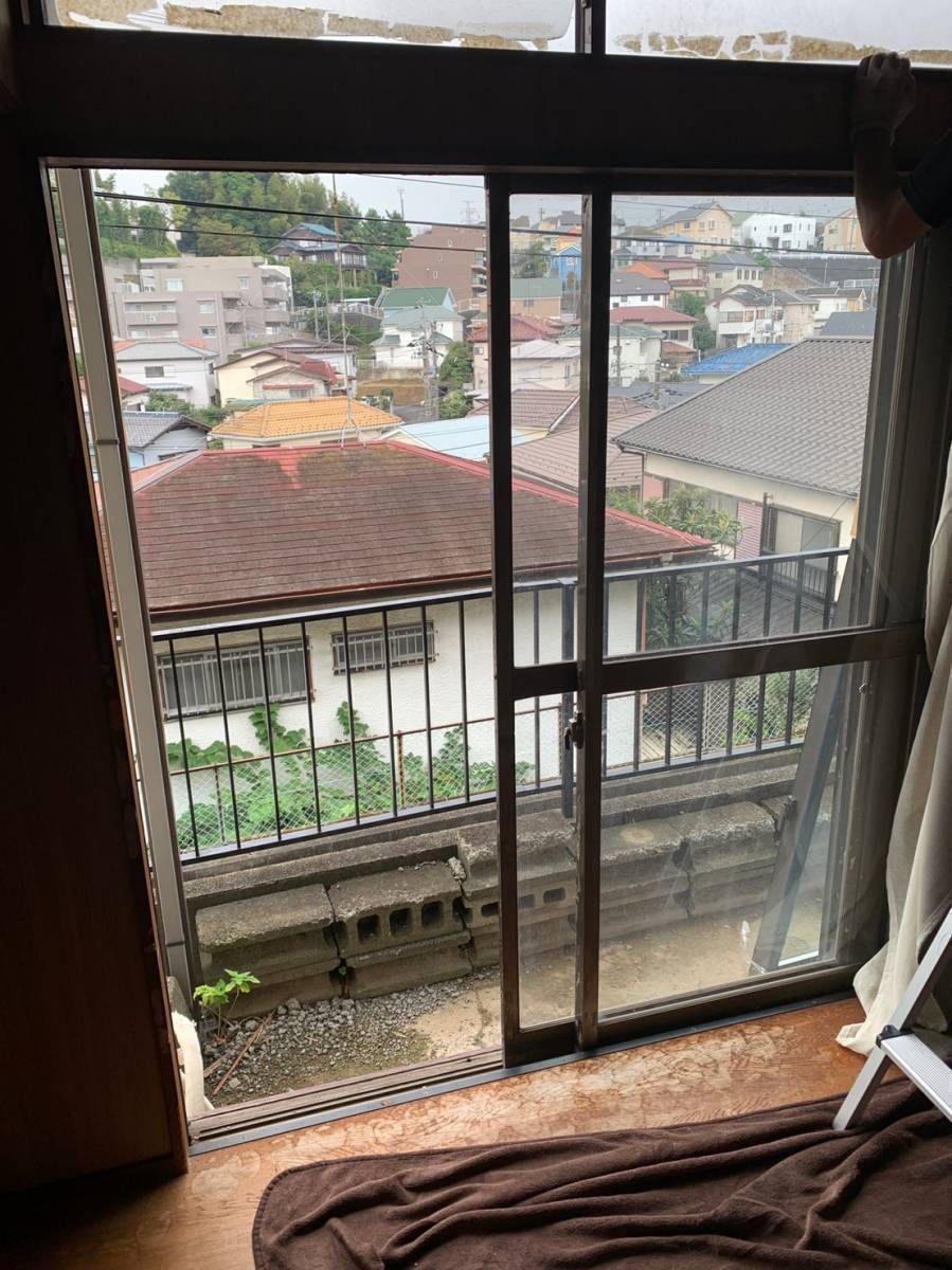 さくら住建の窓があっという間に美しく新品に✨ リプラスの施工前の写真2