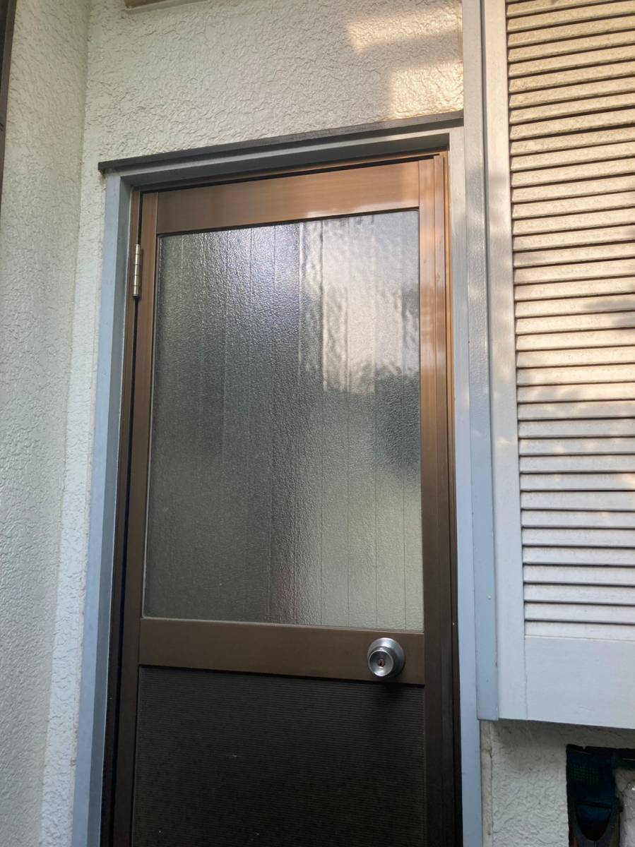 さくら住建の熱のこもりやすい勝手口ドア…カバー工法で１DAYリフォーム✨結露軽減！～の施工前の写真1