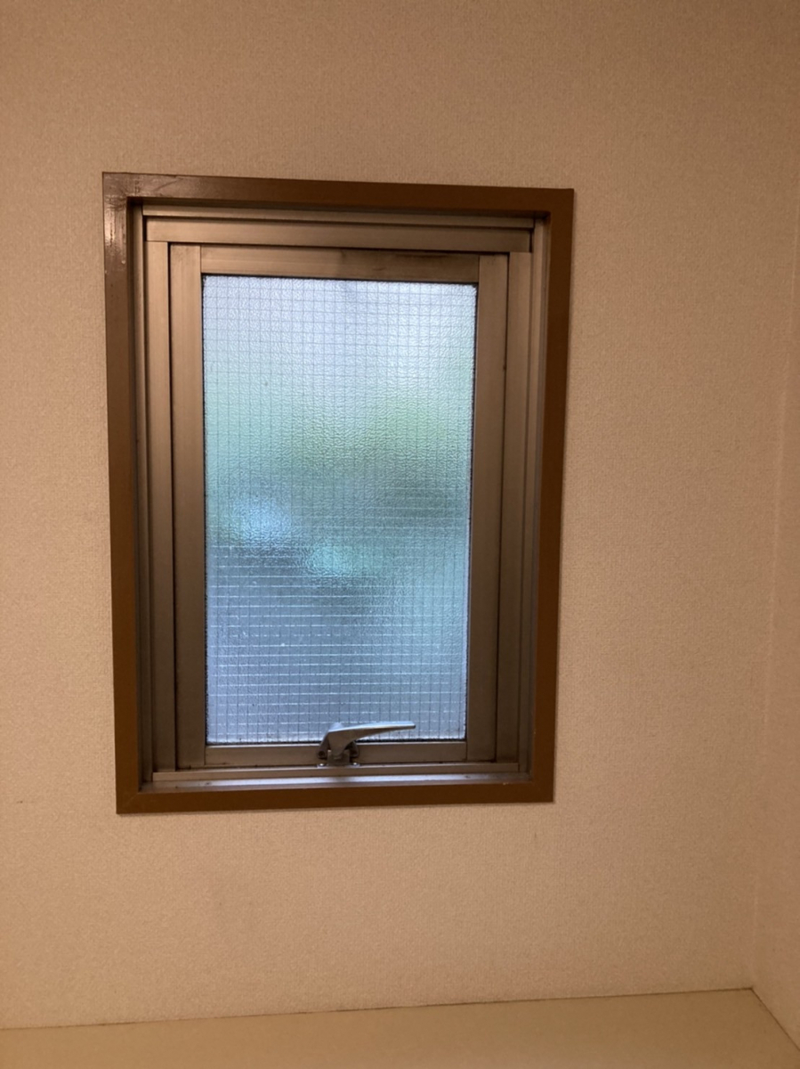 さくら住建の冬場の寒いトイレ…窓を交換してしっかり断熱！お悩み解消！の施工前の写真2