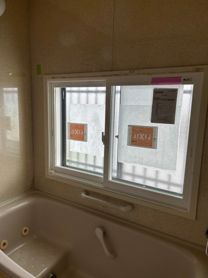 さくら住建の内窓で 寒い浴室・洗面所が快適に✨ヒートショック対策にお勧めです！施工事例写真1