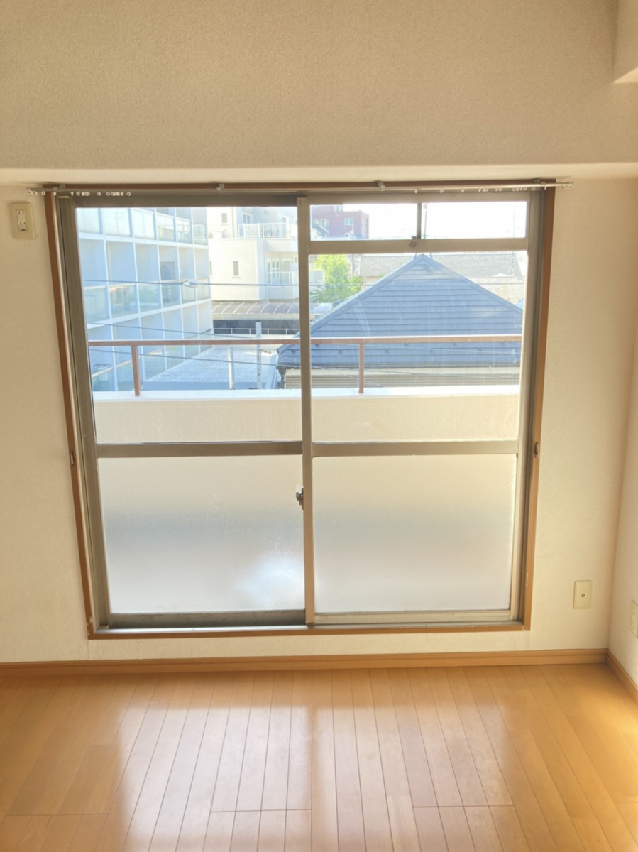 さくら住建の暖房をつけても部屋が暖まらない…高断熱の窓に交換して快適空間に✨の施工前の写真3