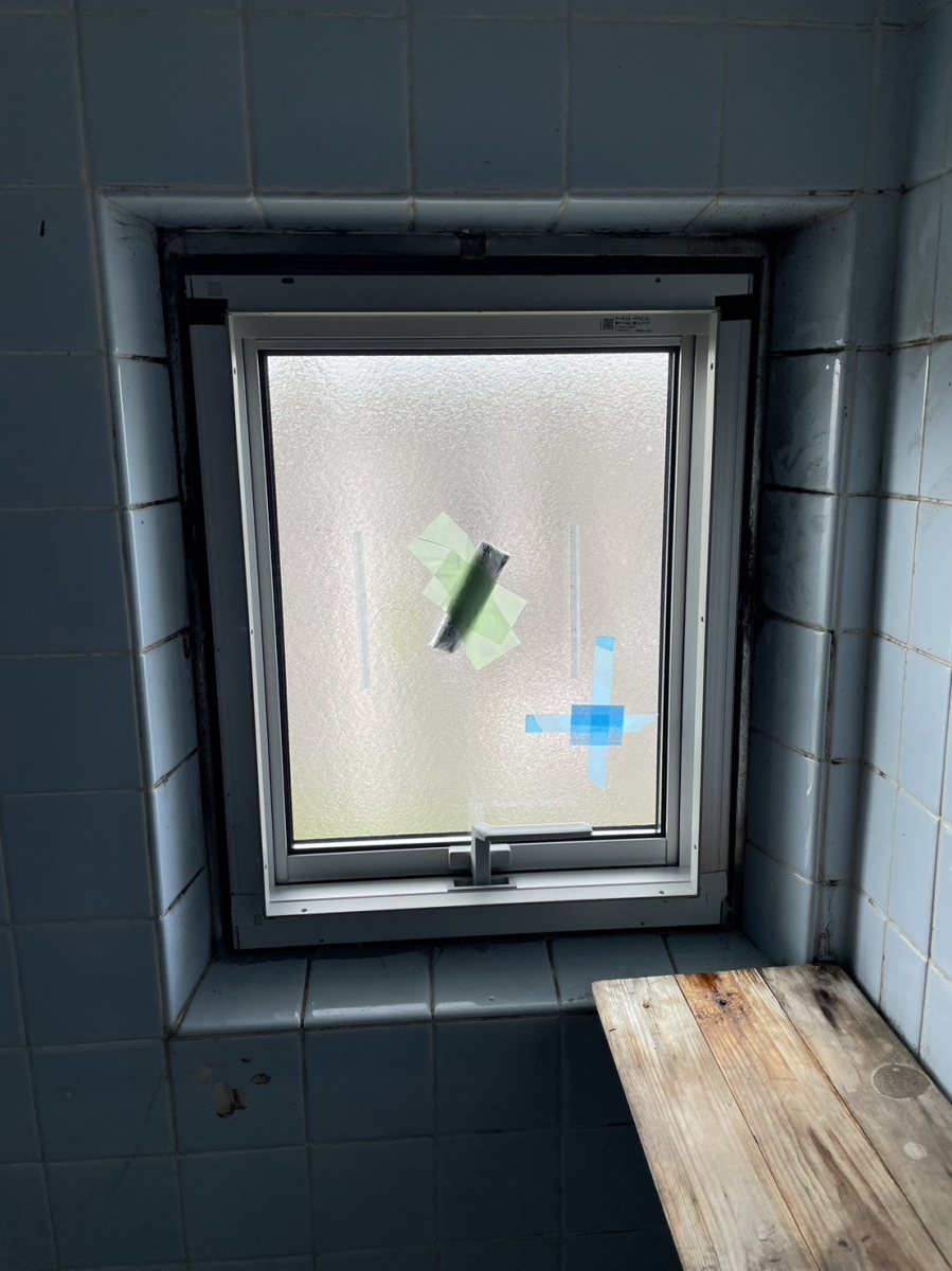 さくら住建のフルリフォームのタイミングで古い団地のお風呂の窓も新品に✨しっかり窓断熱！の施工後の写真1
