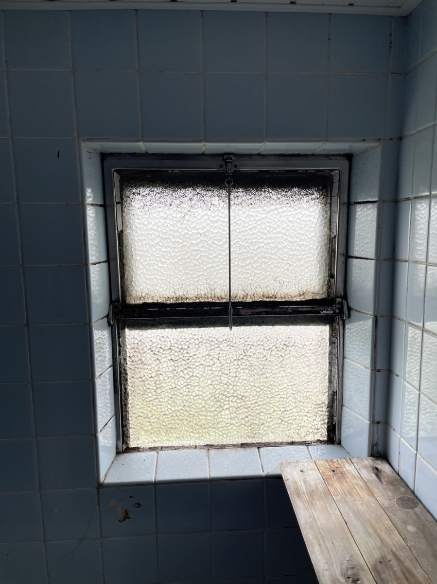 さくら住建のフルリフォームのタイミングで古い団地のお風呂の窓も新品に✨しっかり窓断熱！の施工前の写真1