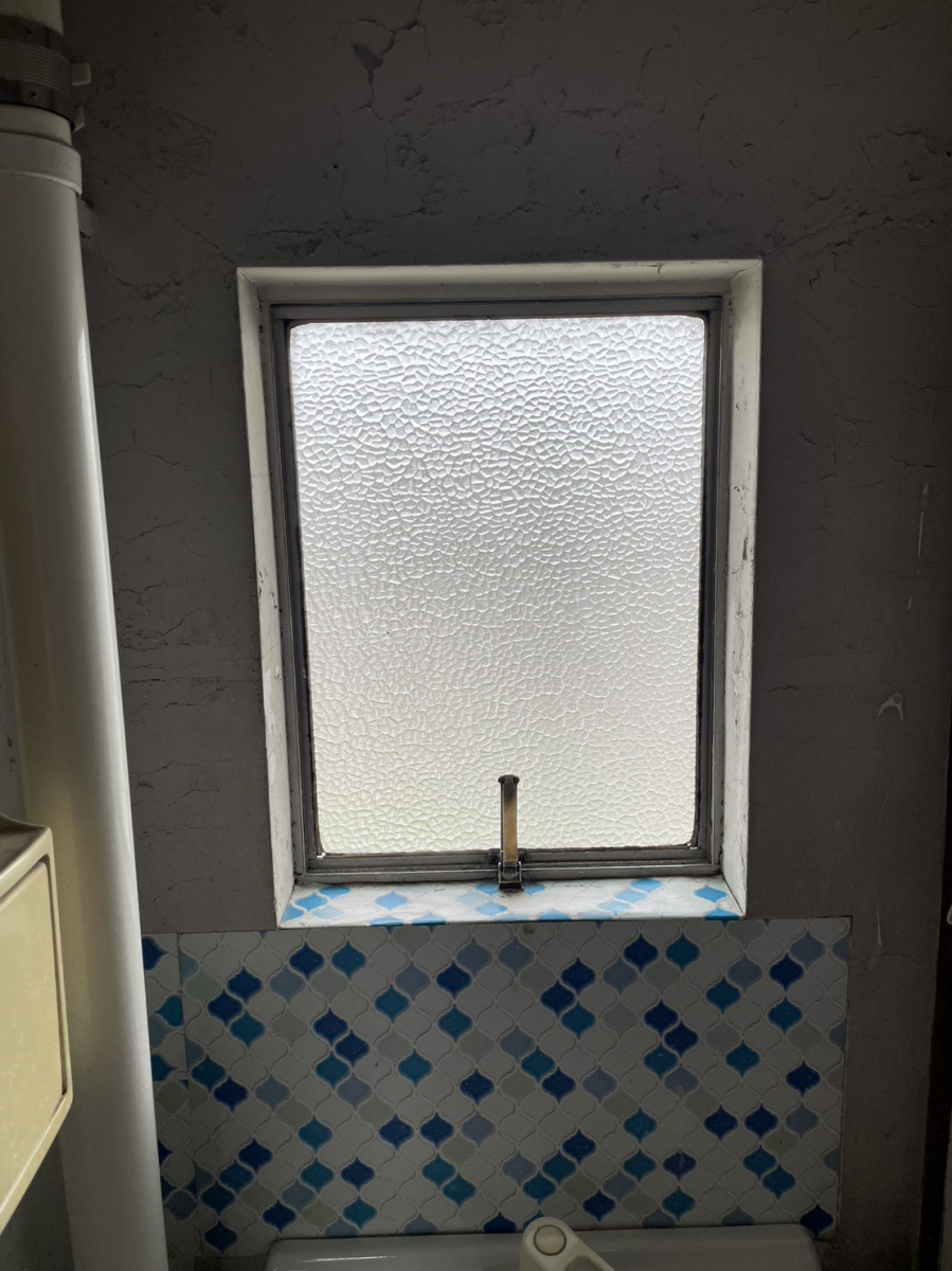 さくら住建のフルリフォームのタイミングで古い団地のお風呂の窓も新品に✨しっかり窓断熱！の施工前の写真2