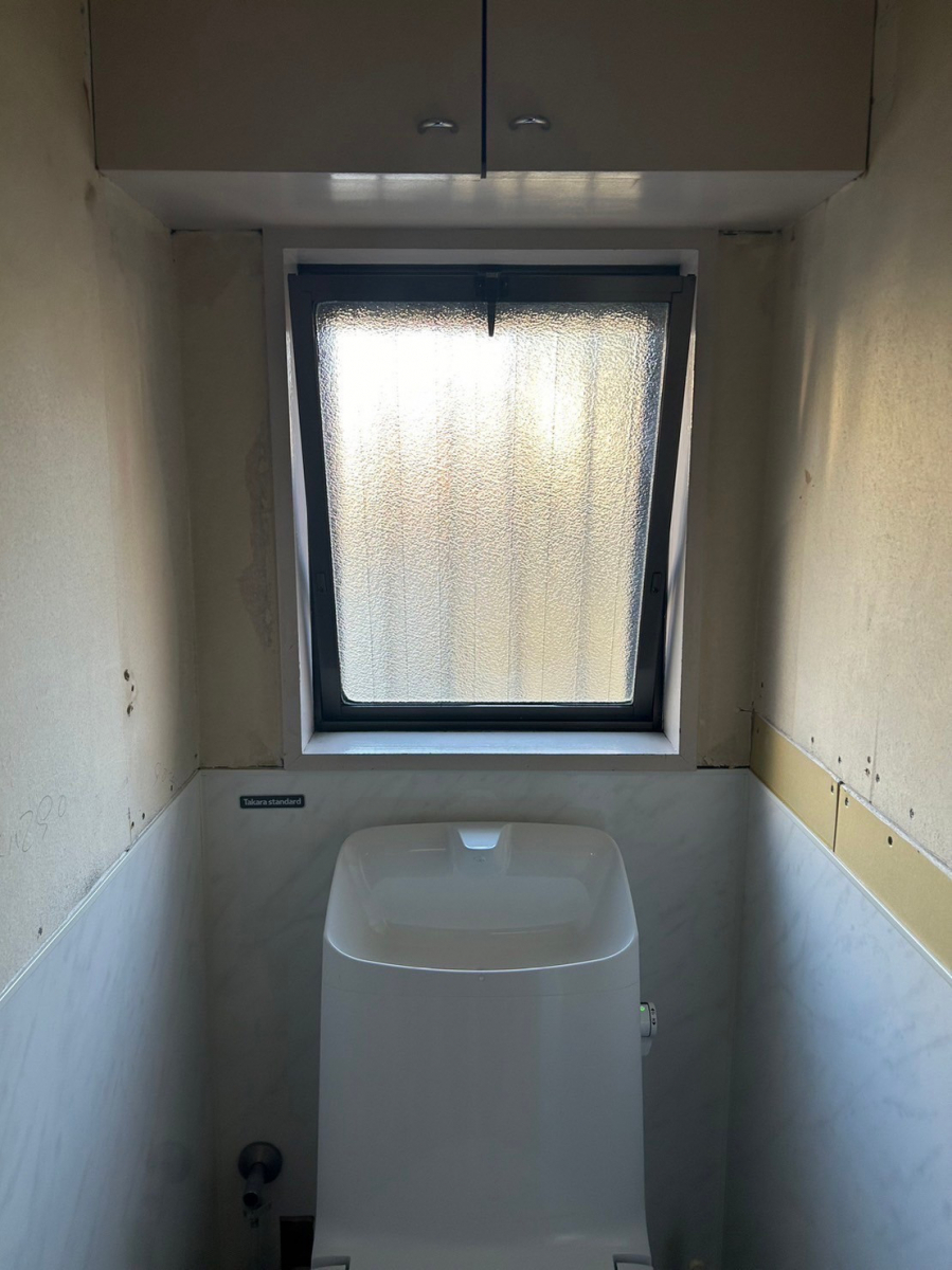 さくら住建の寒さで憂鬱なトイレ…内窓で断熱！ヒートショック対策！の施工前の写真1