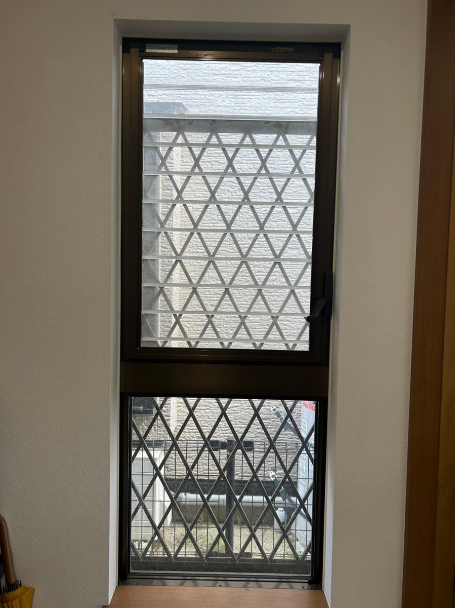 さくら住建のルーバー窓から横滑り窓・上げ下げ窓に交換！断熱・気密性UP✨の施工前の写真1