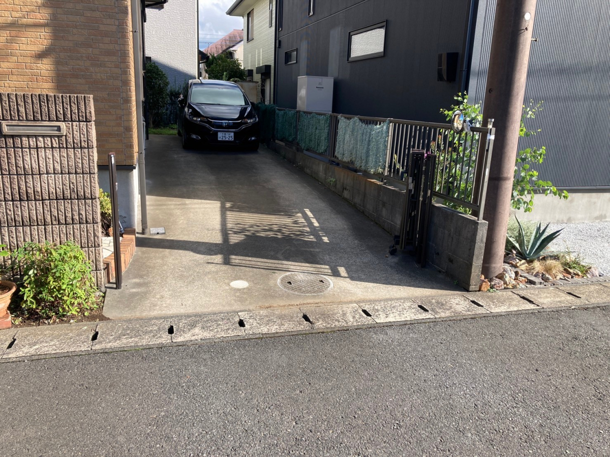 さくら住建の車庫の入り口を拡張！伸縮門扉からポールタイプの車止めへ✨の施工前の写真1