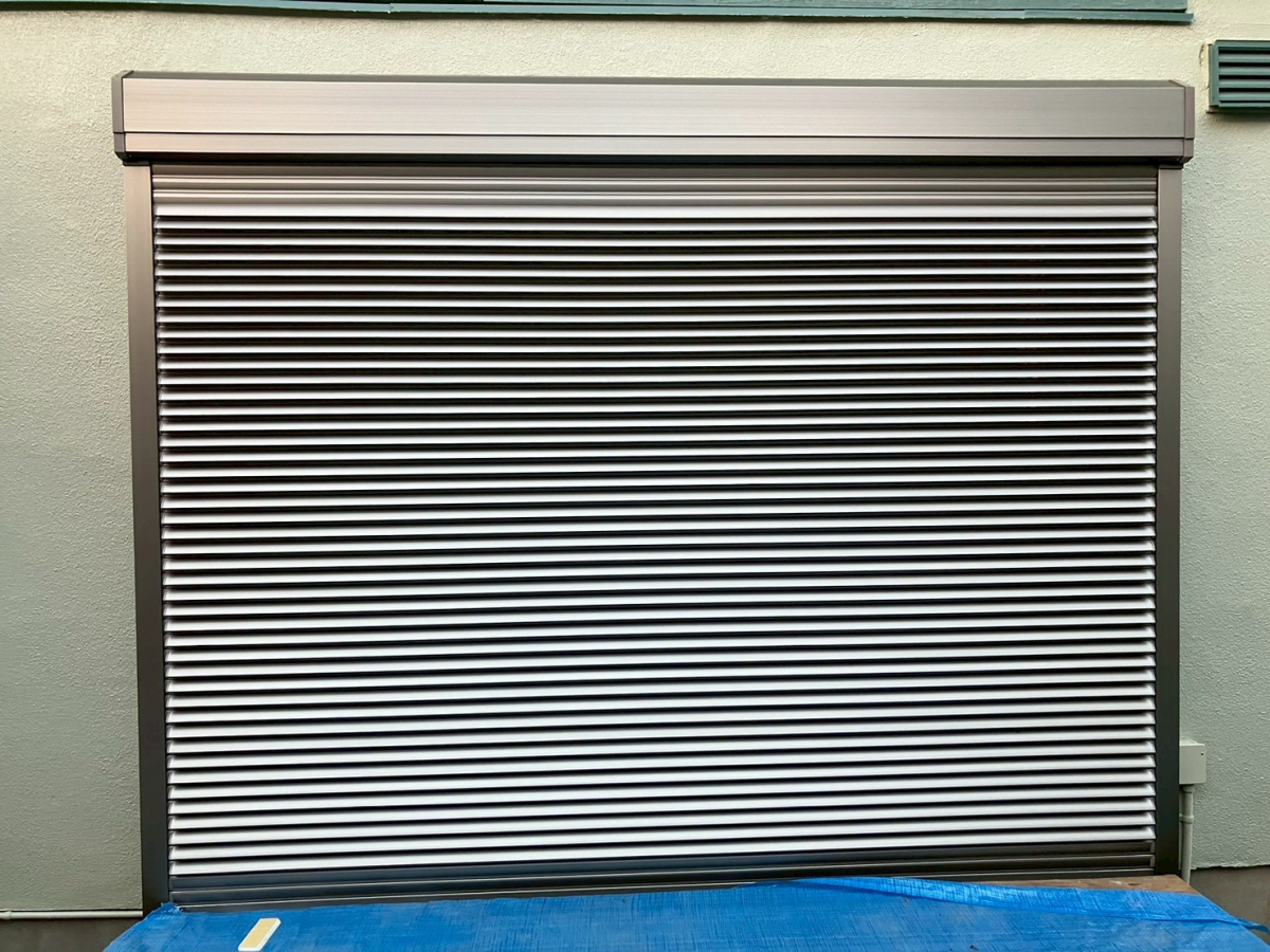 さくら住建の防犯・台風対策におすすめ｜LIXIL電動リフォームシャッター後付け施工例～千葉県佐倉市 C様～の施工後の写真1