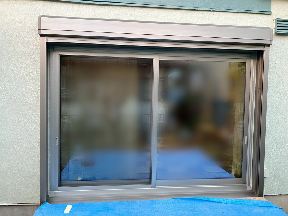 さくら住建の防犯・台風対策におすすめ｜LIXIL電動リフォームシャッター後付け施工例～千葉県佐倉市 C様～の施工前の写真1