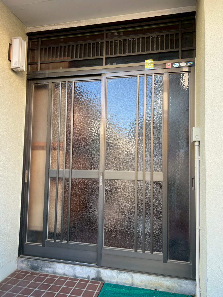 さくら住建のLIXILリシェント引戸がつくる、暮らしになじむやさしい玄関リフォーム～千葉県佐倉市 N様～の施工前の写真1