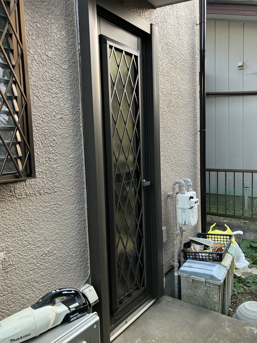 さくら住建の寒さ・防犯対策に最適！リシェント勝手口ドア断熱仕様の交換工事～千葉県佐倉市～の施工後の写真1