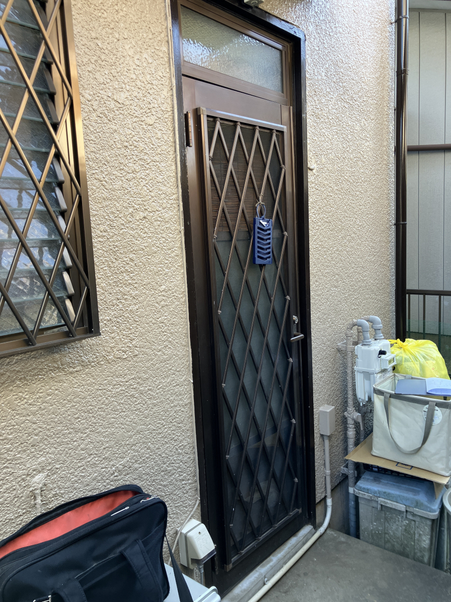 さくら住建の寒さ・防犯対策に最適！リシェント勝手口ドア断熱仕様の交換工事～千葉県佐倉市～の施工前の写真1