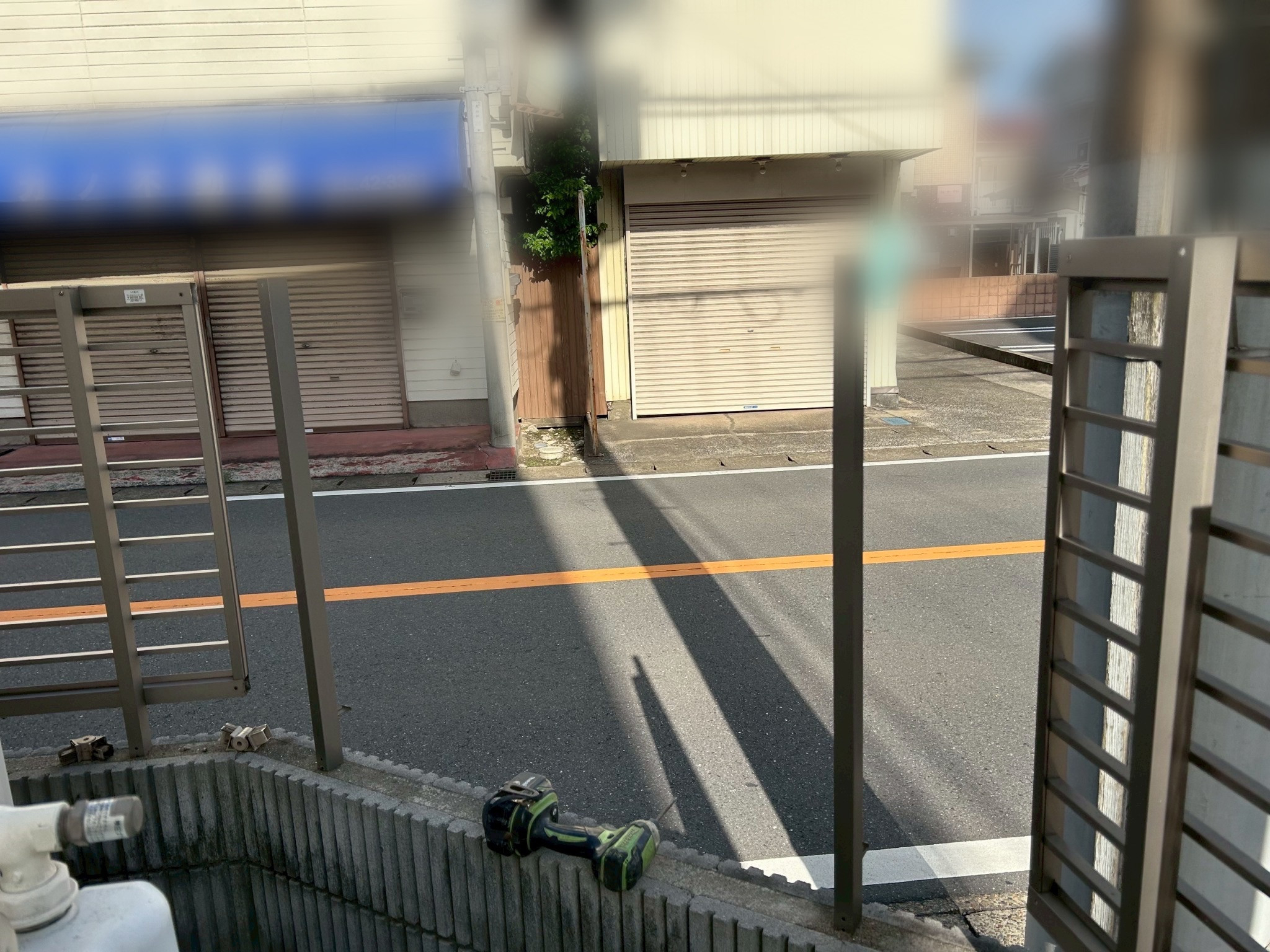 さくら住建の外れてしまった道路沿いフェンスを修繕｜リクシル製フェンスで安心の住まいづくり～千葉県四街道市 Y様～の施工前の写真1