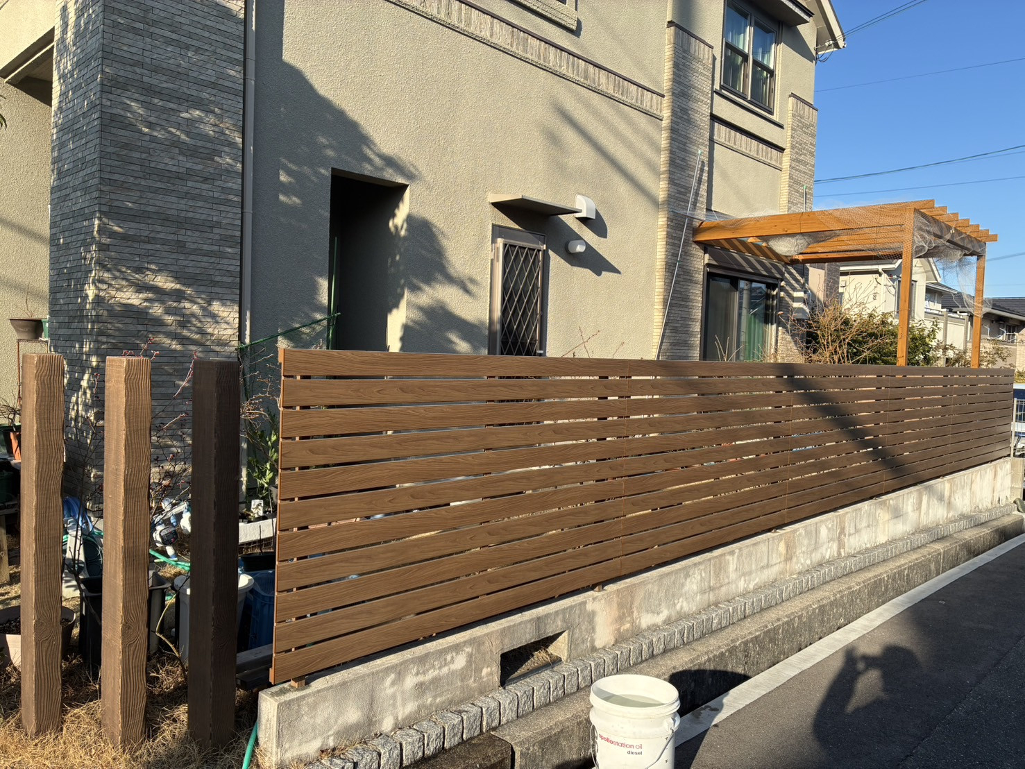 窓建トーヨー住器のお庭のフェンスをお取替えさせていただきました(^-^)　外観も美しく✨目隠し機能もUPの施工後の写真1