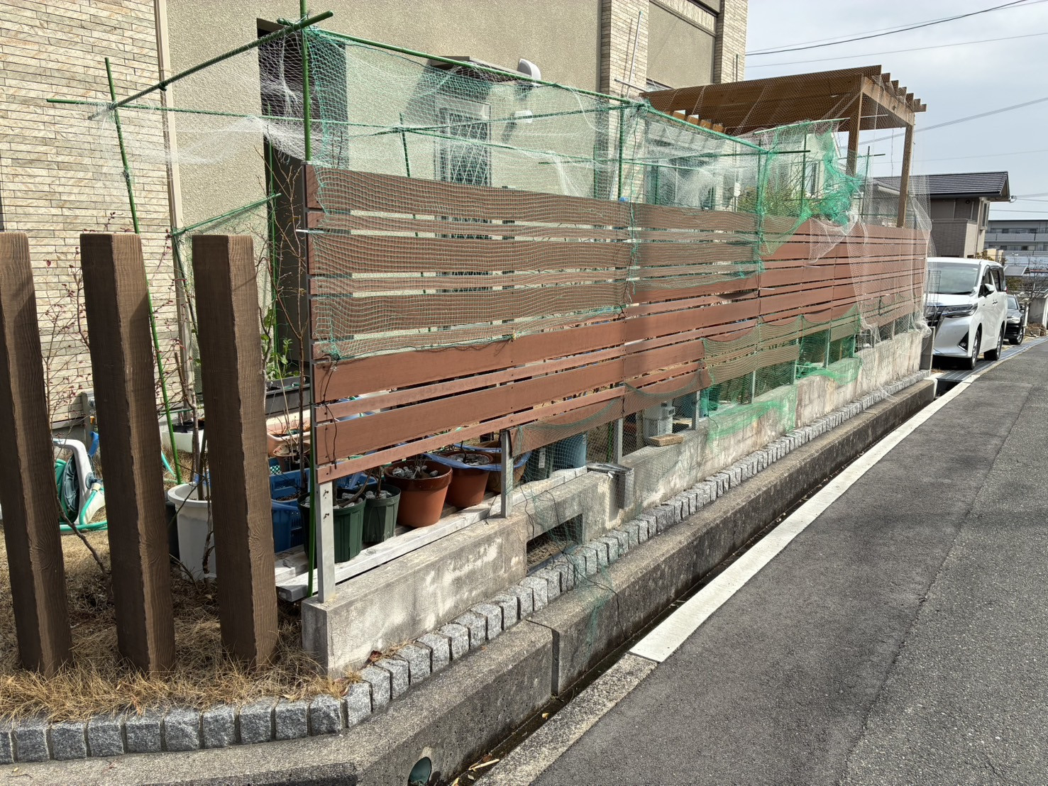 窓建トーヨー住器のお庭のフェンスをお取替えさせていただきました(^-^)　外観も美しく✨目隠し機能もUPの施工前の写真1