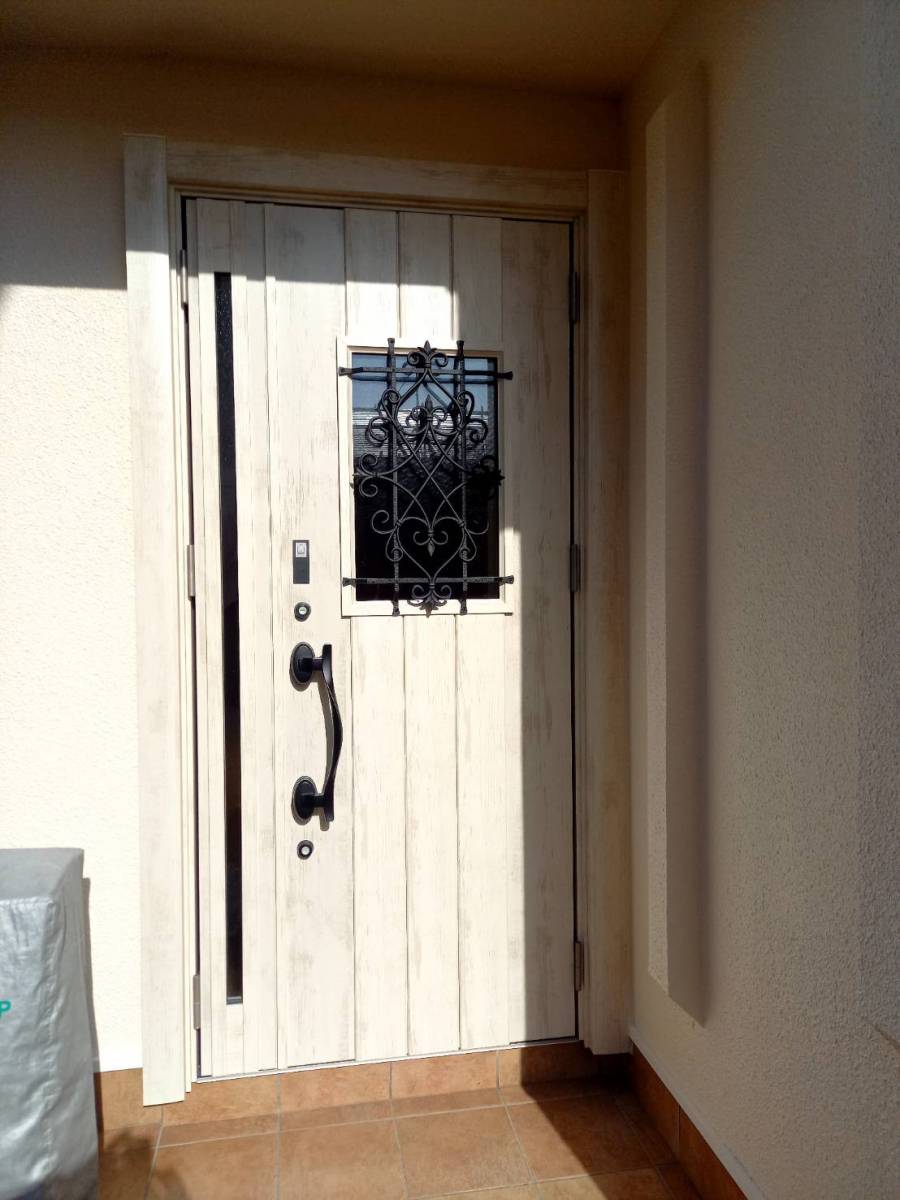 井上住器の【リシェント　電気錠付き　親子玄関ドア】の施工後の写真1