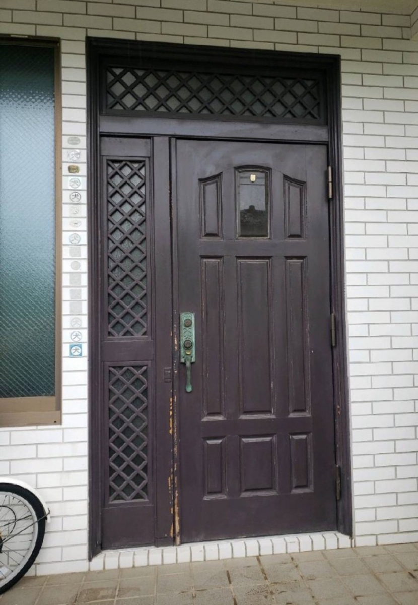 井上住器の茅ヶ崎市【玄関ドアリフォーム工事】の施工前の写真1
